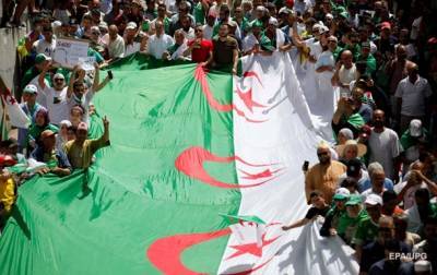 В Алжире двум экс-премьерам дали по 10 лет тюрьмы