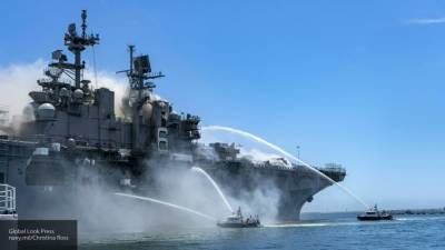 СМИ: горевший трое суток в порту Сан-Диего авианосец ВМС США угрожает мировой экологии