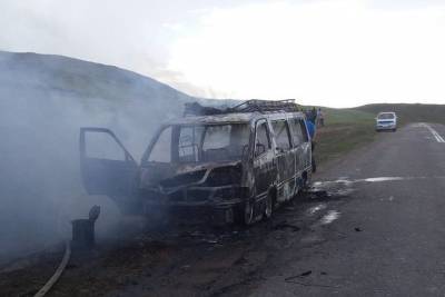 На трассе в Бурятии сгорел микроавтобус