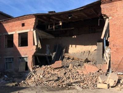 В кузбасской школе обрушилась стена
