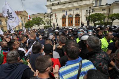 Тысячи болгар седьмой день митингуют против премьера Бойко Борисова