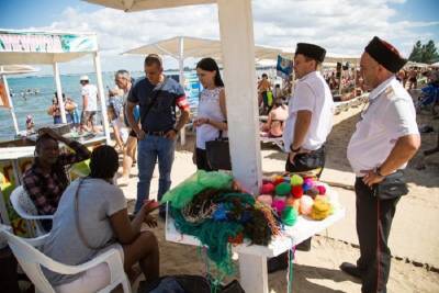 Плели косички и торговали сувенирами: на пляжах Анапы выявили мигрантов-нелегалов из Африки