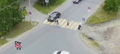 Велосипедист врезался в легковушку на пешеходном переходе в Петрозаводске (ВИДЕО)