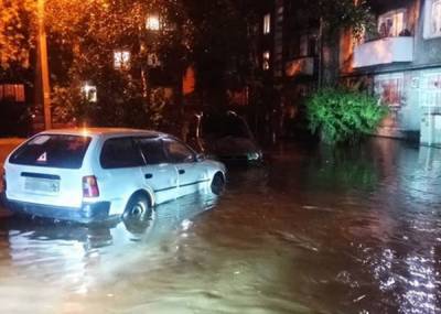 Дома затоплены, машины плывут: жители Иркутска публикуют видео последствий ливней в городе