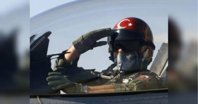 В Турции разбился самолет с военными: много погибших
