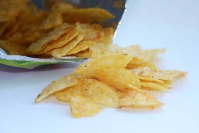 Диетолог посчитал вред чипсов сильно преувеличенным и разрешил их есть в умеренных количествах