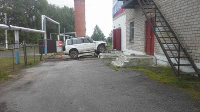 В Приморье пьяный водитель сбил забор и врезался в крыльцо школы