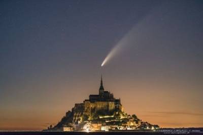 Фото дня: Комета C/2020 F3 Neowise над островом Мон-Сан-Мишель в Нормандии