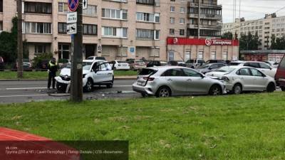 Водитель каршерингового автомобиля протаранил четыре машины в Санкт-Петербурге