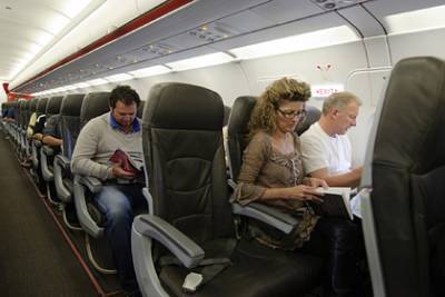 Стюардесса объяснила запрет на обмен местами между пассажирами в самолете