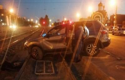 В Челябинске иномарка после ДТП вылетела на трамвайные пути