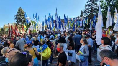 "Защитим язык - защитим Украину!": Под Радой проходит митинг против законопроекта Бужанского
