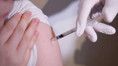Эксперт заявил о необходимости «развести» вакцинацию от COVID-19 и другие прививки