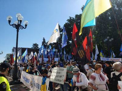 Под Верховной Радой митингуют против изменения языкового закона