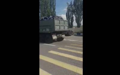 Полиция Армении отправляет на передовую автомобильные шины. Видео