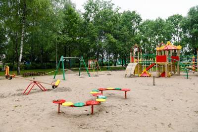 В смоленском райцентре благоустраивают детскую площадку за 2,2 млн рублей