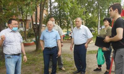Жители Медвежьегорска больше года требуют установить два фонаря на одной из улиц: мэрия нелепо отказывает