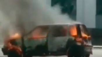 На Сергели полностью выгорел автомобиль Tico. Видео