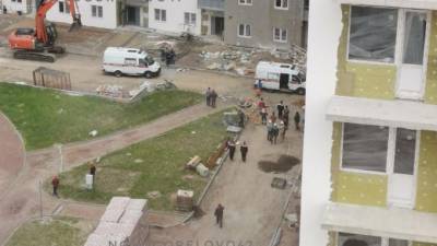 На стройке в Ломоносовском районе с 13 этажа сорвались рабочие