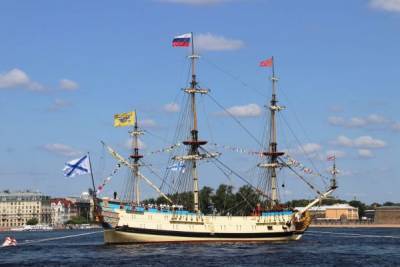 В Петербург вошли первые корабли, участники Главного военно-морского парада