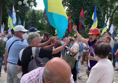 На мовном митинге поругались с мужчиной, который показывал средний палец Порошенко