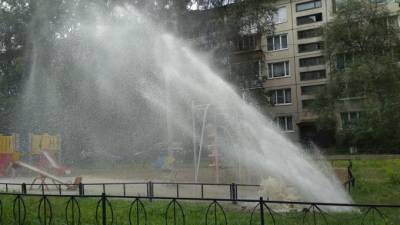 На детской площадке в Купчино утром неожиданно забили фонтаны