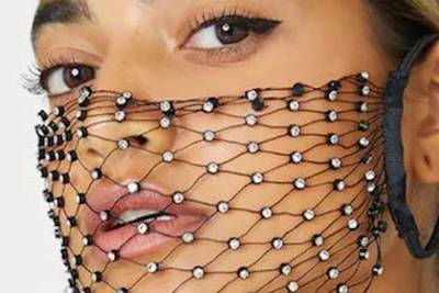 Популярный бренд выпустил защитную маску из сетки и подвергся осуждению в сети