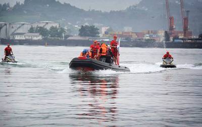 ЧП в Батуми: спасатели ищут подростка в море