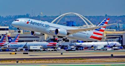 Крупнейшая американская авиакомпания American Airlines отправит в неоплачиваемый отпуск 25 тысяч сотрудников