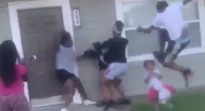 На жутком видео группа подростков избивает беременную мать и ее маленькую дочь