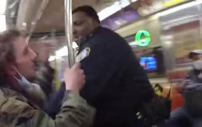 В метро Нью-Йорка коп избил пассажира. Видео 18+