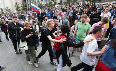 Половина еще ЕГЭ не сдала: журналист об участниках провального митинга в Москве
