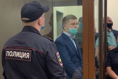 Суд оставил губернатора Хабаровского края под арестом до сентября