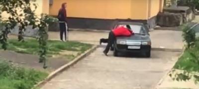 Водитель в Петрозаводске сбил пешехода, мешавшего ему проехать по тротуару (ВИДЕО)