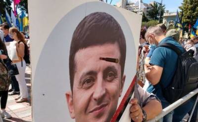 На митинг у Рады «порохоботы» принесли плакат Зеленского с пулей во лбу