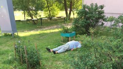 Жители Тюмени пожаловались на мужчину спящего на траве