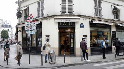 Во Франции вводят масочный режим в публичных закрытых помещениях