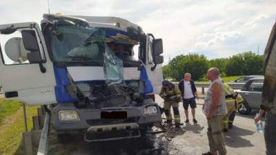 Два грузовика столкнулись на объездной в Симферополе