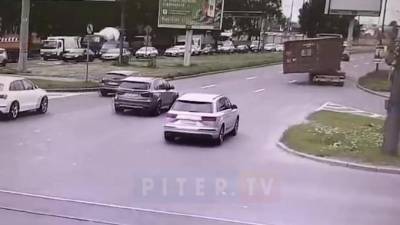 Видео: упавший контейнер перегородил дорогу машинам на Витебском проспекте