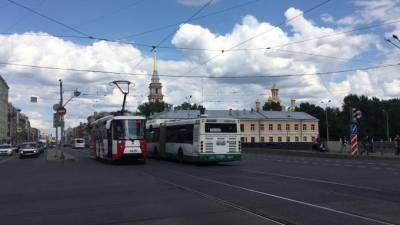 Трамвай и шесть троллейбусов в центре Петербурга изменят маршруты