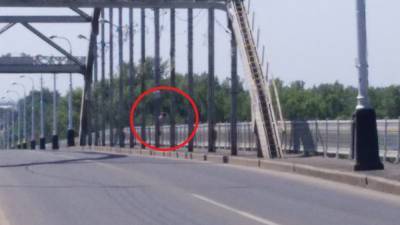 В Уфе девушка залезла на мост из-за измены мужа с гимнасткой