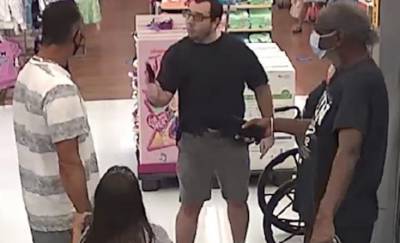 Во Флориде мужчина угрожал пистолетом покупателю с ребенком из-за спора о масках