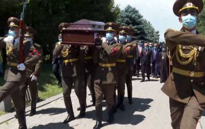 "Вы погибли за наше будущее" – в "Ераблуре" похоронили павшего в Тавуше майора ВС Армении