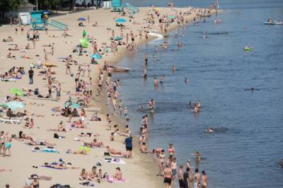 На киевских пляжах разрешили купаться, но не на всех: список мест