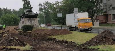 Протоптанные дорожки в сквере с танком в Петрозаводске замостят брусчаткой и подсветят (ФОТО)