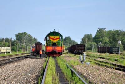 В Смоленской области локомотив врезался в легковушку