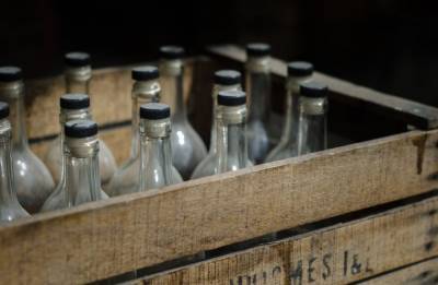 Склад с 27 тысячами бутылок нелегального алкоголя нашли полицейские в гараже
