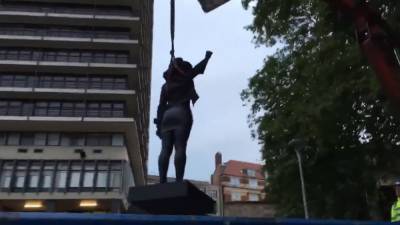 Статуя черной протестующей в Британии простояла недолго