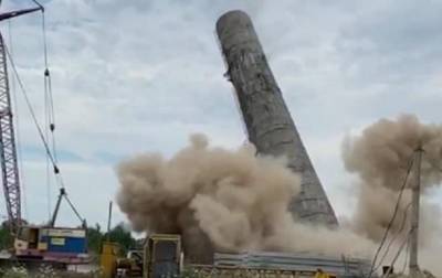 В Ужгороде на видео попало падение бетонной башни