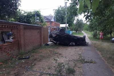 В станице Советской автомобиль врезался в забор, погибла пассажирка